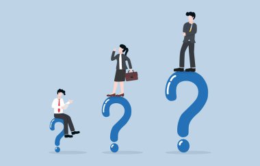 Daha yüksek iş pozisyonu, daha fazla sorumluluk sorunu, kariyer gelişimi ve daha büyük meydan okuma konsepti. Farklı iş pozisyonlarına sahip iş adamları soru işaretlerinin üzerinde otururlar..