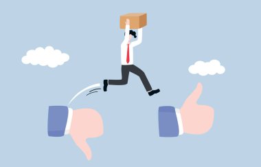 Ürün geliştirme, müşteri gereksinimlerine göre veya geri bildirim, pazarlama stratejisi konsepti. Ürün kutusu taşıyan bir işadamı başparmağından başparmağına kadar aşağı atlıyor..