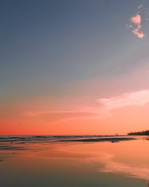 Sahilde güzel bir gün batımı