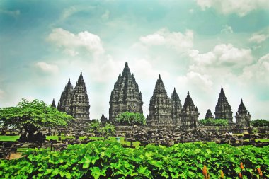Prambanan tapınağının düzenlenmiş renkle çekilmiş manzara fotoğrafı