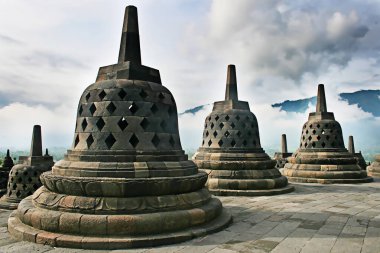Borobudur Tapınağı 'nda bulut arkaplanlı stupalar sıraya dizildi