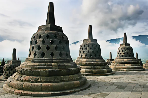 Stupas Allineato Nel Tempio Borobudur Con Uno Sfondo Nuvoloso — Foto Stock