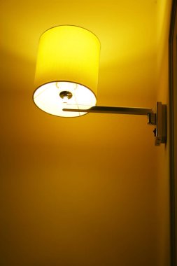 Dinlendirici sarı ışıklar karanlık bir odada parlıyor..