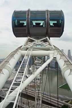 Singapur - 15 Ocak 2011: Singapur Flyer 'ın içinden şehir trafiğinin hava görüntüsü