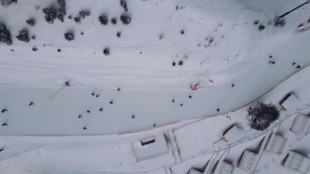 Lucht Uitzicht Skigebied Met Mensen Skiën Heuvel Omhoog Lift Beelden — Stockvideo