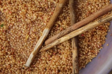 Nar şurubu üretme süreci. Yüksek kalite fotoğraf