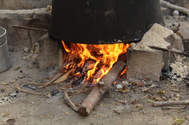 Eski siyah alüminyum tencere doğal şöminede kaynıyor. Yüksek kalite fotoğraf