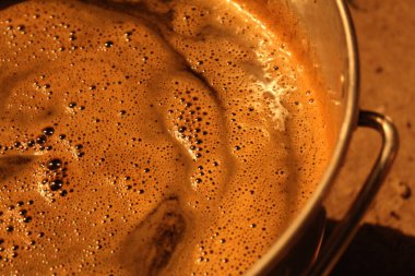 Alüminyum kovada kaynatılmış kalın nar şurubu. Yüksek kalite fotoğraf