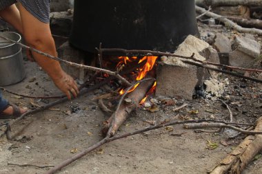 Eski siyah alüminyum tencere doğal şöminede kaynıyor. Yüksek kalite fotoğraf