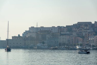 Gaeta 'nın eski kesiminde sabah yürüyüşü, antik İtalyan kenti Latina' da Tyrhenian denizinde