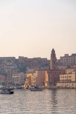 Gaeta 'nın eski kesiminde sabah yürüyüşü, antik İtalyan kenti Latina' da Tyrhenian denizinde