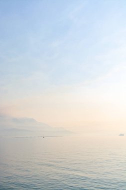 Gaeta 'nın eski kesiminde sabah yürüyüşü, antik İtalyan kenti Latina' da Tyrhenian denizinde