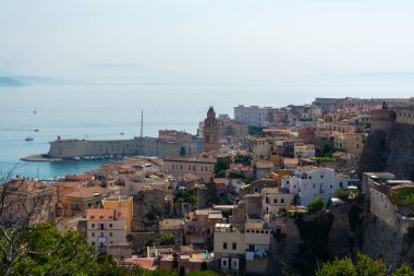 Gaeta 'nın eski kesiminde sabah yürüyüşü, antik İtalyan kenti Latina' da Tyrhenian denizinde