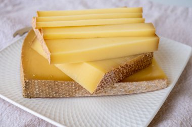 Peynir koleksiyonu, Fransisko-Comte bölgesinde kabuklu inek sütünden yapılan sert Fransız peyniri kontu.