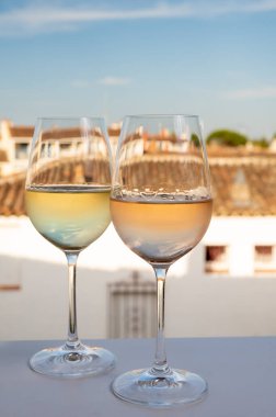 Fransız Riviera Cote d 'Azur' da yaz mevsimi, Cotes de Provence 'den soğuk beyaz şarap ve gül şarabı içmek Port Grimaud, Var, Fransa' da açık hava terasında