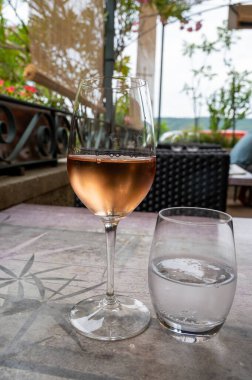 Fransız Riviera Cote d 'Azur' da yaz mevsiminde Cotes de Provence 'den Fransız kafeteryasındaki terasta soğuk gül şarabı içiyorduk.