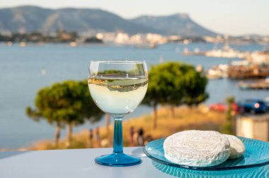 Fransız Rivierası 'nda yaz mevsimi, Cotes de Provence' den soğuk beyaz şarap içmek açık teraslarda Toulon, Var, Fransa limanı manzaralı.
