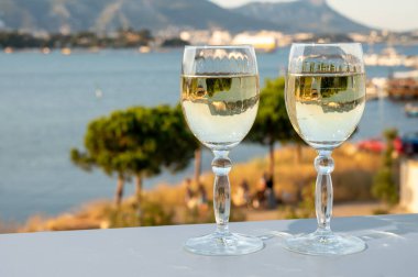 Fransız Rivierası 'nda yaz mevsimi, Cotes de Provence' den soğuk beyaz şarap içmek açık teraslarda Toulon, Var, Fransa limanı manzaralı.