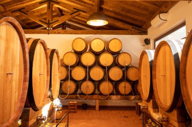 Beyaz, gül, kırmızı ve tatlı şaraplar büyük ve küçük fıçılarda İtalya 'da şarap mahzenlerinde satılıyor.