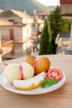 Peynir koleksiyonu, çeşitli İtalyan inek sütü peyniri scamorza İtalyan evleri güneşli bir günde arka planda