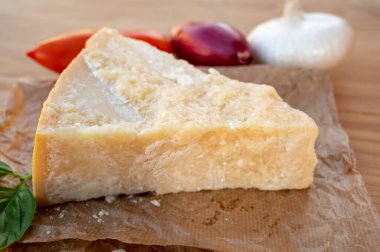 Peynir koleksiyonu, bir parça olgun peynir parmesan peyniri reggiano ve inek sütünden yapılmış İtalyan evleri.