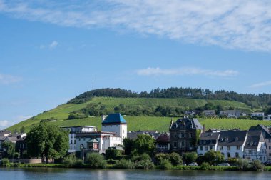 Mosel nehri manzaralı, üzüm bağları olan tepeler ve sabahları Traben-Trarbach kasabası, Almanya