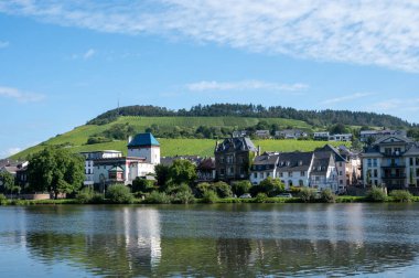 Mosel nehri manzaralı, üzüm bağları olan tepeler ve sabahları Traben-Trarbach kasabası, Almanya