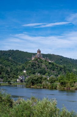 Mosel nehri manzarası, bağları ve şatosu olan tepeler Cochem, Almanya, Almanya 'da yazın