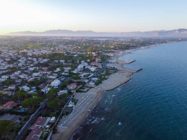 San Felice Circeo 'nun kumlu sahillerinde gün batımında, antik İtalyan şehri Latina' da Tyrhenian Denizi 'nde, turistler yaz tatilinde