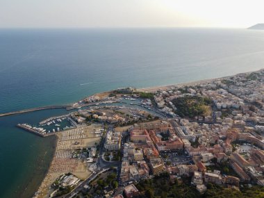 Terracina 'ya, dağlara ve Tyrhenian Denizi koyuna, günbatımında Latina' daki antik İtalyan şehrine hava manzarası
