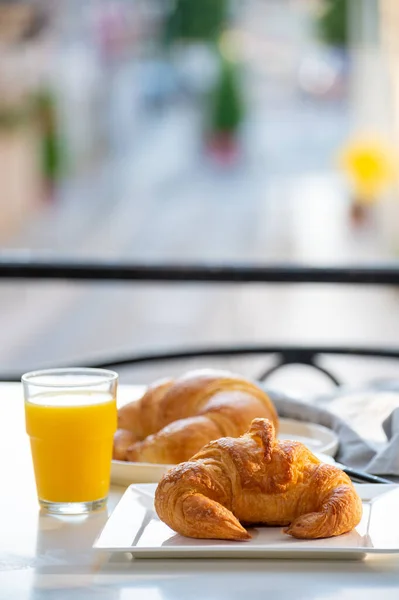 Французский Завтрак Свежая Выпечка Круассан Сливочное Печенье Подается Апельсиновым Соком — стоковое фото