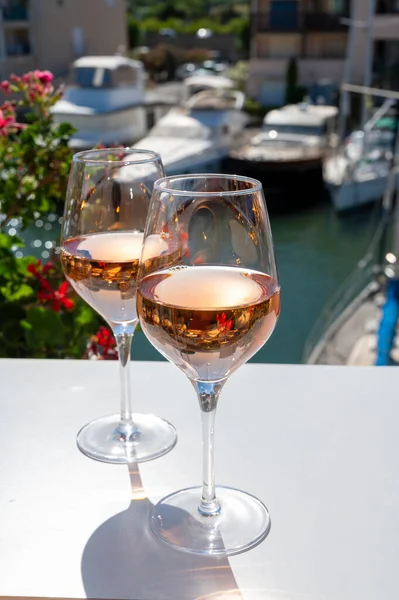 在法国里维拉科泰 阿苏尔 Riviera Cote Azur 在法国瓦尔市格里莫德港 Port Grimaud 阳光洒满的户外露台上 一边喝着来自普罗旺斯科泰斯 — 图库照片