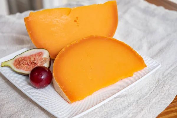 チーズコレクション 牛乳から作られたフランスの黄色いチーズミモレットに新鮮なイチジクが添えられています — ストック写真
