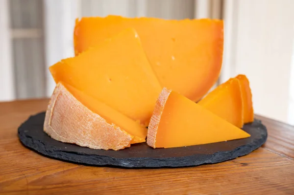 奶酪系列 用牛奶制成的法国黄色奶酪模特儿 — 图库照片