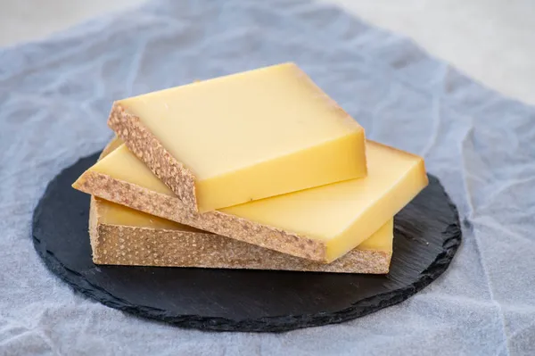 チーズコレクション ハードフランスのチーズコンテは牛乳で作られ フランスのフランス コメット地方では皮が付いている — ストック写真