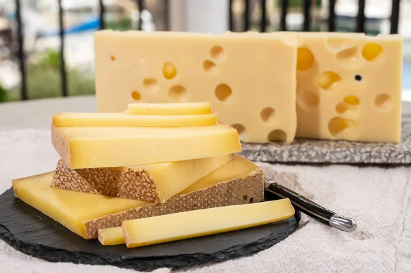 チーズコレクション ハードフランスのチーズは 牛のミルクから作られた丸い穴が付いているメンターラーを収容します — ストック写真