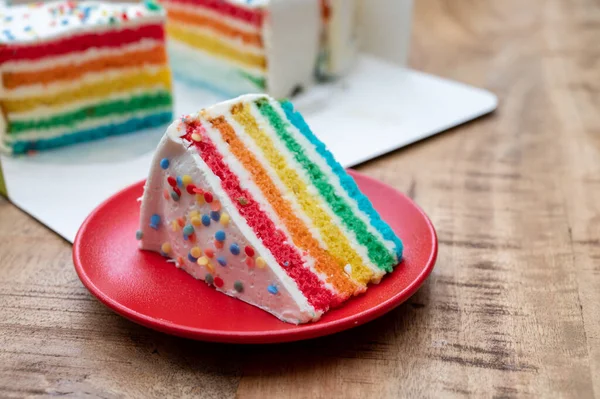 Pedazo Pastel Cumpleaños Recién Horneado Colorido Cerca — Foto de Stock