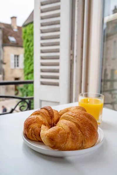 Francouzská Snídaně Čerstvé Pečené Croissant Máslo Pečivo Podávané Chutným Pomerančovým — Stock fotografie