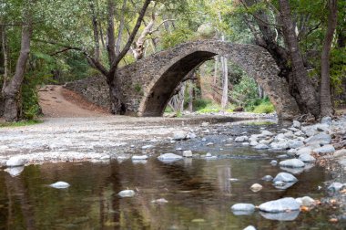 Kıbrıs Rum Kesimi 'nin yeşil Troodos dağlarında bulunan Ortaçağ Venedik taş kemer köprüsü