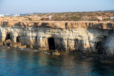 Ulusal Park Cape Greko, Kıbrıs Rum Kesimi 'nin Akdeniz' deki doğal deniz mağaraları ve turkuaz suyu manzaralı
