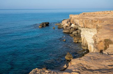 Ulusal Park Cape Greko, Kıbrıs Rum Kesimi 'nin Akdeniz' deki doğal deniz mağaraları ve turkuaz suyu manzaralı