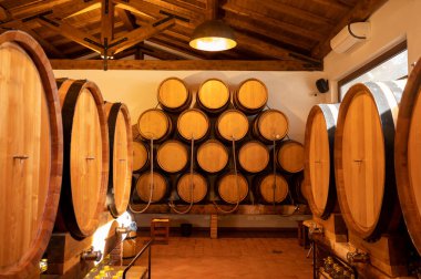 Beyaz, gül, kırmızı ve tatlı şaraplar büyük ve küçük fıçılarda İtalya 'da şarap mahzenlerinde satılıyor.