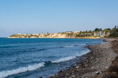 Peyia 'daki Mercan Koyu' nda hava manzarası, Paphos, Kıbrıs, Mercan Sahili yakınlarındaki Akdeniz
