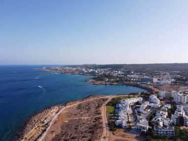 Kıbrıs Rum Kesimi 'nin Protaras kentindeki beyaz kumlu incir ağacı plajında Akdeniz' in berrak mavi suyu