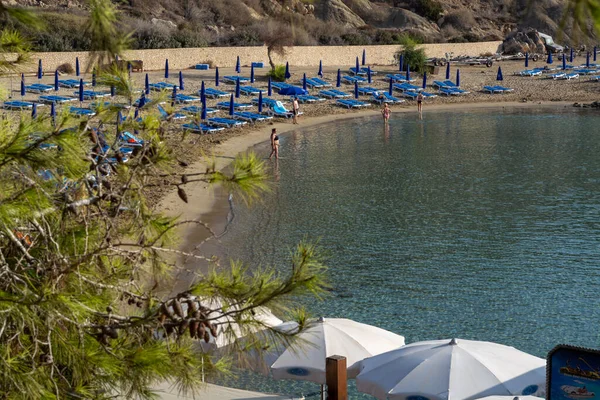 Kristallklart Blått Vatten Medelhavet Och Gula Klippor Sandstranden Konnos Nära — Stockfoto