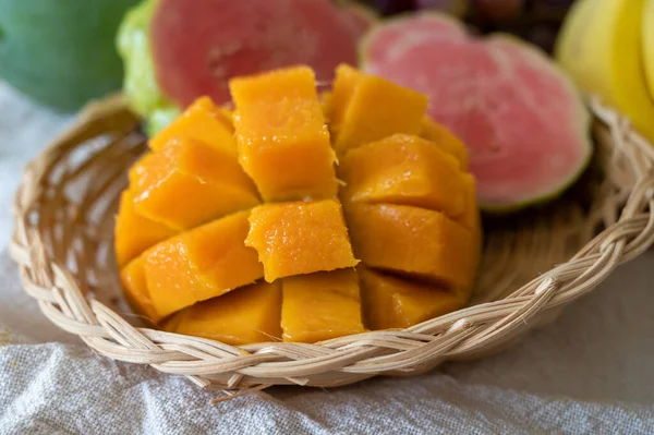 Frutti Esotici Cipro Mango Fresco Giallo Succoso Guava Rosa Matura — Foto Stock