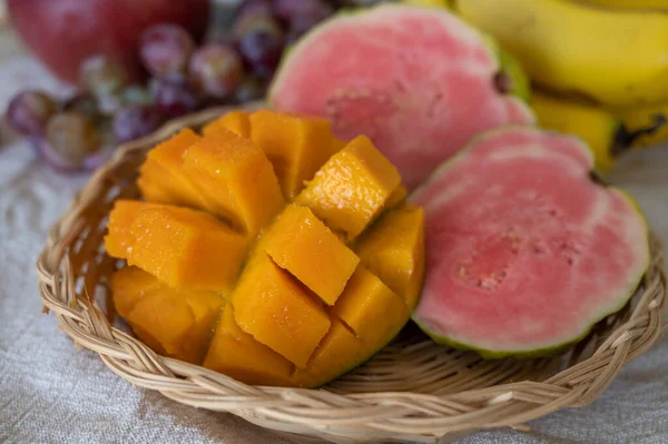 Frutti Esotici Cipro Guava Rosa Matura Fresca Mango Giallo Succoso — Foto Stock