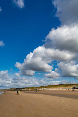 Zoutelande, Zeeland, Hollanda yakınlarındaki beyaz kumsalda yürüyorum.