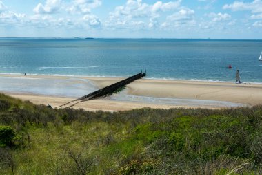 Beyaz kumlu sahilde panoramik manzara, Kuzey Denizi 'nin tepeleri ve suyu Vlissingen en Domburg, Zeeland, Hollanda