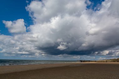 Zoutelande, Zeeland, Hollanda yakınlarındaki beyaz kumlu deniz sahillerinde alçak gelgit ve fırtına sırasında yürüyorum